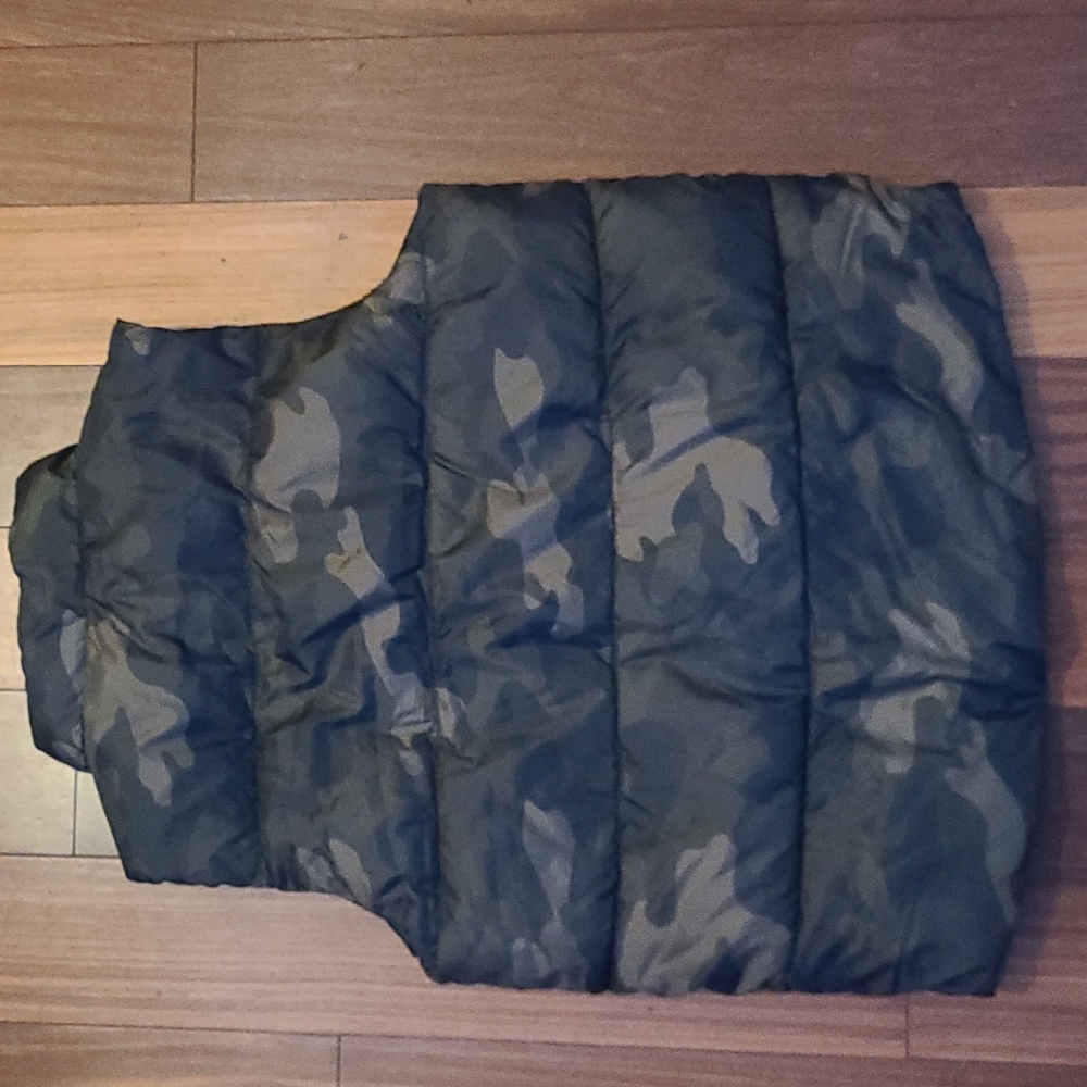 Old Navy Boys Puffer Vest - Picture 5 of 5